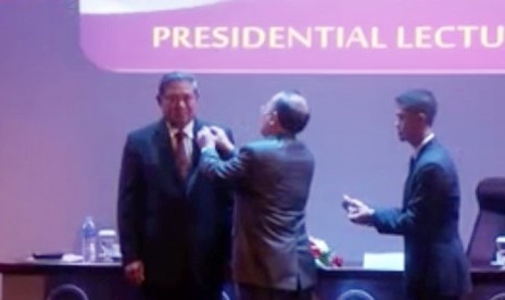 Mantan presiden Susilo Bambang Yudhoyono (kiri)