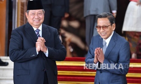 Mantan presiden Susilo Bambang Yudhoyono (kiri) dan mantan wapres Boediono (kanan) berfoto bersama sebelum mengikuti upacara pelantikan presiden dan wapres periode 2019-2024 di Gedung Nusantara, kompleks Parlemen, Senayan, Jakarta, Ahad (20/10/2019).