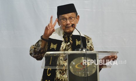 Mantan Presiden yang juga Ketua Dewan Kehormatan Ikatan Cendekiawan Muslim se-Indonesia (ICMI) BJ Habibie (kiri) memberikan paparan saat menjadi pembicara kunci pada sarasehan nasional yang diselenggarakan oleh ICMI di Jakarta, Senin (21/5).