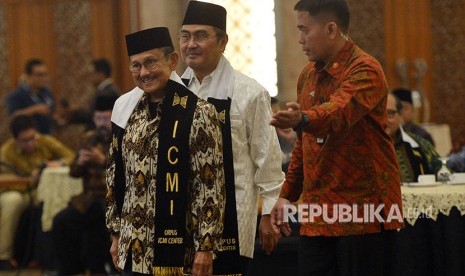 Mantan Presiden yang juga Ketua Dewan Kehormatan Ikatan Cendekiawan Muslim se-Indonesia (ICMI) BJ Habibie (kiri) didampingi Ketua Umum ICMI Jimly Asshidiqie bersiap memberikan paparan sebagai pembicara kunci pada sarasehan nasional yang diselenggarakan oleh ICMI di Jakarta, Senin (21/5).