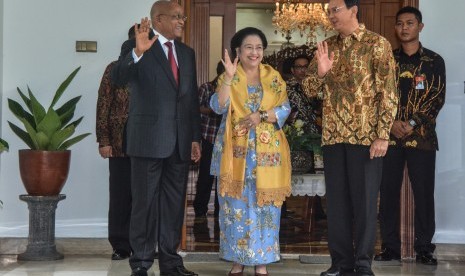 Mantan Presiden yang juga Ketua Umum PDIP Megawati Soekarnoputri (tengah), Presiden Afrika Selatan Jacob Zuma (kiri), dan Gubernur DKI Jakarta nonaktif Basuki Tjahaja Purnama atau Ahok (kedua kanan) menyapa wartawan saat kunjungan Presiden Afrika Selatan t