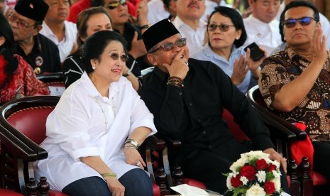 Sekjen PDIP Hasto Kristanto (kedua kanan) berbincang dengan mantan presiden yang juga Ketum PDI Perjuangan Megawati Soekarno Putri (kiri) saat peresmian Monumen Putra Sang Fajar di Blitar, Jawa Timur, Selasa (6/6).