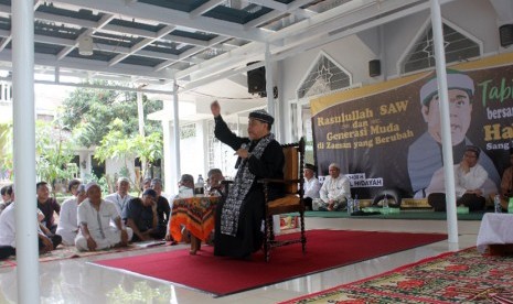 Mantan rocker era tahun 80an Hari Moekti, yang kini sudah berhijrah dan aktif dalam kegiatan dakwah, memberikan tausiyah dalam tabligh akbar Maulid Nabi Muhammad SAW di Vila Nusa Indah, Bekasi, Sabtu (23/12). 