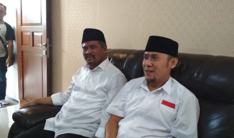 Mantan Sekda Kabupaten Garut Iman Alirahman (kiri) dan pasangannya Dedi Hasan Bahtiar (kanan) mendeklarasikan diri maju di Pilkada Garut 2018, Selasa (9/1)