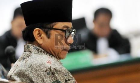 Mantan Sekjen Kementerian ESDM, Waryono Karno saat memberikan kesaksian dalam sidang lanjutan terdakwa penerimaan hadiah atau janji dalam penetapan APBN-P 2013 Kementerian ESDM, Sutan Bhatoegana di Pengadilan Tindak Pidana Korupsi (Tipikor), Jakarta, Kamis