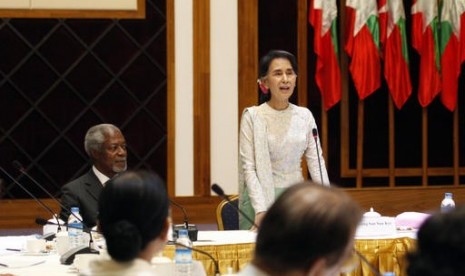 Mantan Sekjen PBB Kofi Annan (kiri) mendengarkan sambutan Menteri Luar Negeri Myanmar Aung San Suu Kyi saat rapat dengan Pusat Rekonsiliasi dan Perdamaian Nasional (NRPC) membahas solusi kekerasan Muslim Rohingya, Senin, 5 September 2016.