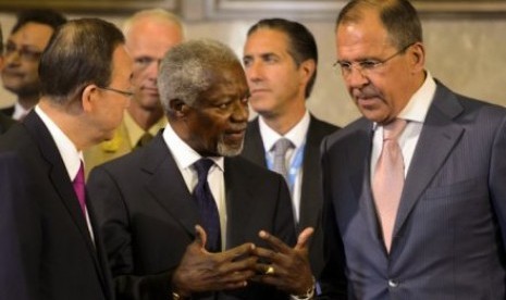  Mantan Sekjen PBB Kofi Annan (tengah) tengah berbincang dengan Menteri Luar Negeri Rusia Sergei Lavrov (kiri) dan Sekjen PBB Ban Ki-  Moon pada pertemuan di Jenewa, Swiss, yang membahas terkait masa depan perdamaian di Suriah. 