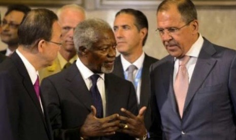  Mantan Sekjen PBB Kofi Annan (tengah) tengah berbincang dengan Menteri Luar Negeri Rusia Sergei Lavrov (kiri) dan Sekjen PBB Ban Ki-  Moon pada pertemuan di Jenewa, Swiss, yang membahas terkait masa depan perdamaian di Suriah. 