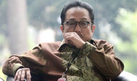 Mantan Sekretaris Jenderal Kementerian Energi dan Sumber Daya Mineral, Waryono Karno memenuhi panggilan KPK saat tiba di Gedung KPK, Jakarta, Kamis (22/5).