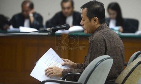 Mantan Sekretaris Jenderal Kementerian Luar Negeri Sudjadnan Parnohadiningrat membacakan nota pembelaan atau pledoi di Pengadilan Tipikor, Jakarta, Rabu (2/7).(Republika/Agung Supriyanto).