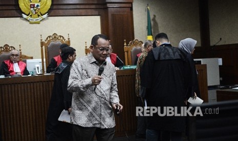 Mantan Sekretaris Mahkamah Agung, Nurhadi berjalan keluar ruangan seusai memberikan kesaksian saat  sidang lanjutan dengan agenda mendengarkan keterangan saksi di Pengadilan Tipikor, Jakarta, Senin (15/8). 