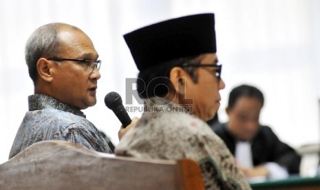 Mantan tenaga ahli SKK Migas, Hardiono (kiri) dan Mantan Sekjen Kementerian ESDM, Waryono Karno (kanan) saat memberikan kesaksian dalam sidang lanjutan terdakwa penerimaan hadiah atau janji dalam penetapan APBN-P 2013 Kementerian ESDM, Sutan Bhatoegana di 