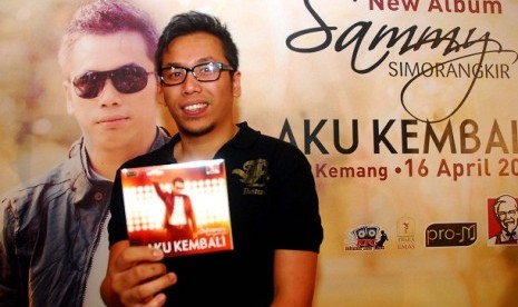 Mantan vokalis Kerispathi, Sammy Simorangkir menunjukan album barunya saat peluncuran ablum barunya yang berjudul 