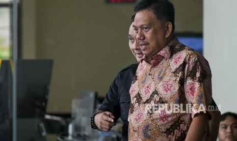 Gubernur Sulut Olly Dondokambey (kanan) meminta pusat perbelanjaan menyediakan bilik sterilisasi cegah penyebaran Covid-19.