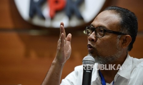 Mantan Wakil Ketua Komisi Pemberantasan Korupsi (KPK) Bambang Widjojanto memberikan keterangan kepada awak media di Media Center KPK, Jakarta, Selasa (4/11).