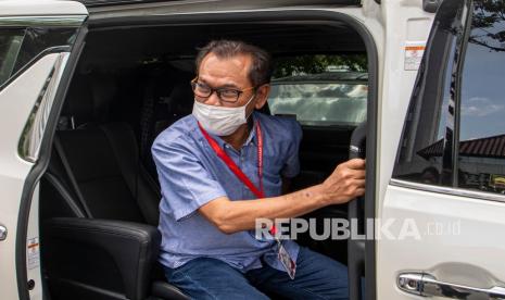 Muddai Madang berada didalam mobil usai menjalani pemeriksaan, di Kejaksaan Tinggi (Kejati) Sumsel di Palembang, Senin (8/2/2021). Muddai Madang diperiksa sebagai saksi terkait dugaan penyelewengan dana hibah Pemerintah Provinsi Sumatra Selatan tahun anggaran 2015 dan 2017 senilai Rp130 miliar yang diperuntukkan untuk pembangunan Masjid Raya Sriwijaya. 