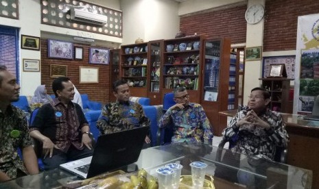 Mantan wakil mendikbud Fasli Jalal (kanan) berbincang dengan sejumlah pengelola sekolah Islam yang tergabung dalam Asosiasi Yayasan Pendidikan Islam (AYPI).