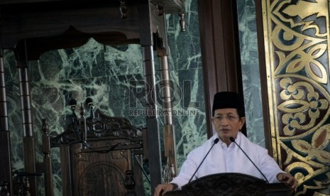 Mantan Wakil Menteri Agama Nasaruddin Umar menberikan ceramah Dzuhur di masjid agung sunda kelapa, Jakarta, Senin (22/6).