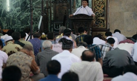 Mantan Wakil Menteri Agama Nasaruddin Umar menberikan ceramah Dzuhur di masjid agung sunda kelapa, Jakarta, Senin (22/6).