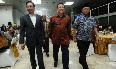  Mantan Wakil Perdana Menteri Malaysia Anwar Ibrahim (kiri), Ketua DPD Irman Gusman (tengah) dan Ekonom Adi Sasono (kanan) saat akan mengikuti Dialog Bersama Anwar Ibrahim di Kompleks Parlemen Senayan, Jakarta, Jumat (2/5).