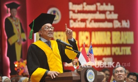 Mantan Wakil Perdana Menteri Malaysia, Dato' Seri Anwar Ibrahim, menghadiri Rapat Senat Terbuka, Penganugerahan Gelar Doktor Kehormatan (Dr. Honoris Causa), di kampus Universitas Negeri Padang (UNP), Sumatra Barat, Senin (29/10/2018).