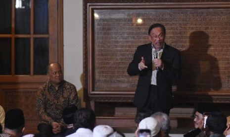 Mantan Wakil Perdana Menteri Malaysia Datuk Seri Anwar Ibrahim (kanan) menceritakan pengalamannya dengan mendiang Presiden ke-3 RI BJ Habibie disaksikan putra pertama almarhum Ilham Akbar Habibie (kiri) saat bertakziah di Patra Kuningan, Jakarta, Rabu (9/10/2019).