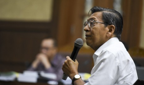 Mantan Wakil Presiden Boediono memberikan keterangan saat menjadi saksi dalam sidang kasus korupsi penerbitan Surat Keterangan Lunas BLBI dengan terdakwa Syafruddin Arsyad Tumenggung di Pengadilan Tipikor Jakarta, Kamis (19/7). 