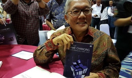 Mantan Wakil Presiden Direktur Bank Central Asia (BCA) Aswin Wirjadi meluncurkan buku perdananya 'Game Changing : Transformasi BCA 1990-2007' Di Jakarta, Jumat (26/1).