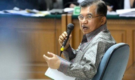 Mantan Wakil Presiden Jusuf Kalla bersaksi dalam persidangan kasus Bank Century dengan terdakwa Budi Mulya di Pengadilan Tipikor, Jakarta, Kamis (8/5). 