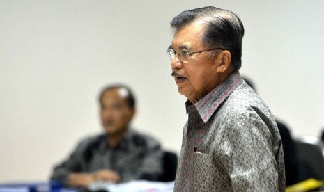 Mantan Wakil Presiden Jusuf Kalla bersaksi dalam persidangan kasus Bank Century dengan terdakwa Budi Mulya di Pengadilan Tipikor, Jakarta, Kamis (8/5).