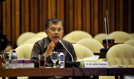 Mantan Wakil Presiden Jusuf Kalla memberikan keterangan kepada Tim Pengawas kasus Bank Century Dewan Perwakilan Rakyat (DPR) di Kompleks Parlemen Senayan, Jakarta, Rabu (19/9)