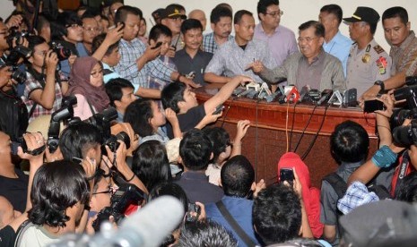 Mantan Wakil Presiden Jusuf Kalla memberikan keterangan kepada wartawan usai bersaksi dalam persidangan kasus Bank Century dengan terdakwa Budi Mulya di Pengadilan Tipikor, Jakarta, Kamis (8/5).