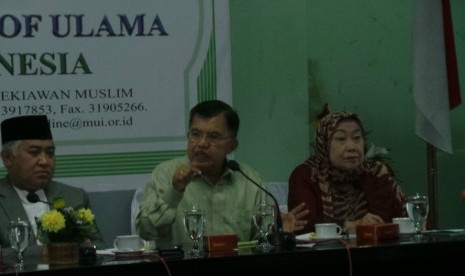 Mantan wakil presiden Jusuf Kalla (tengah).