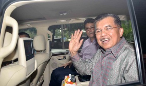 Mantan Wakil Presiden Jusuf Kalla usai bersaksi dalam persidangan kasus Bank Century dengan terdakwa Budi Mulya di Pengadilan Tipikor, Jakarta, Kamis (8/5).