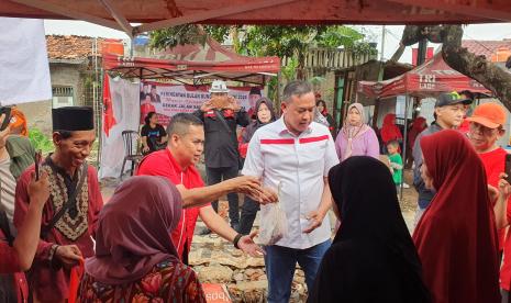 Cawalkot Bekasi Tri Adhianto (baju putih).  foto ilustrasi