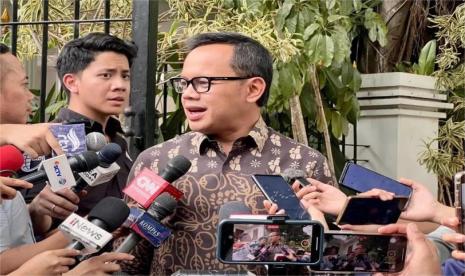 Mantan Wali Kota Bogor Bima Arya Sugiarto diwawancara awak media usai menyambangi kediaman Presiden terpilih Prabowo Subianto di Kertanegara, Jakarta Selatan, Selasa (15/10/2024). 