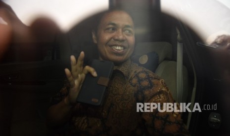 Mantan Wali Kota Depok Nur Mahmudi Ismail memasuki mobil usai menjalani pemeriksaan oleh Tim Tindak Pidana Korupsi Unit Kriminal Khusus Reskrim Polresta Depok di Depok, Jawa Barat, Kamis (19/4).