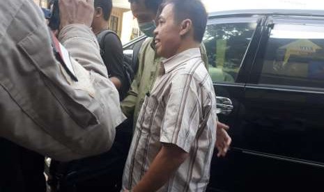 Mantan wali kota Depok Nur Mahmudi Ismail saat tiba di Polres Depok untuk menjalani pemeriksaan, Kamis (13/7).