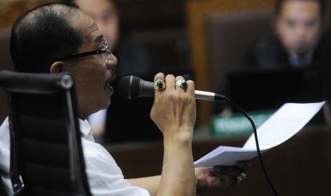 Mantan Wali Kota Makassar Ilham Arief Sirajuddin mengikuti sidang lanjutan terkait kasus dugaan korupsi pengelolaan instalasi PDAM Makassar (2006-2012) di Pengadilan Tipikor, Jakarta, Kamis (11/2).