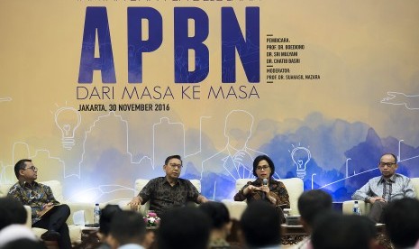 Mantan Wapres Boediono (kedua kiri), Menteri Keuangan Sri Mulyani (kedua kanan) dan mantan Menkeu Chatib Basri (kanan) menjadi pembicara dengan moderator Kepala Badan Kebijakan Fiskal Suahasil Nazara (kiri) dalam Seminar Nasional Tantangan Pengelolaan APBN