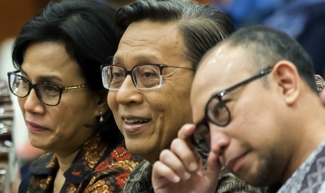 Mantan Wapres Boediono (tengah), Menteri Keuangan Sri Mulyani (Kiri) dan Mantan Menkeu Chatib Basri (kanan) bersiap menjadi pembicara dalam Seminar Nasional Tantangan Pengelolaan APBN Dari Masa ke Masa di Gedung Kemenkeu, Jakarta, Rabu (30/11).