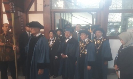 Mantan wapres Jusuf Kalla meraih gelar kehormatan Doktor Honoris Causa (HC) dari ITB.