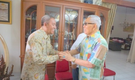 Mantan wapres RI, Tri Sutrisno berjabat tangan dengan pemuka agama Kristen, Agus Susanto, Selasa (1/11)