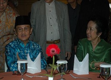 Mantan presiden BJ Habibie dan istri