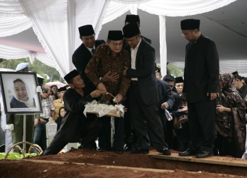 Mantan presiden BJ Habibie saat pemakaman istri tercinta Ainun Habibie di TMP Kalibata, Jakarta