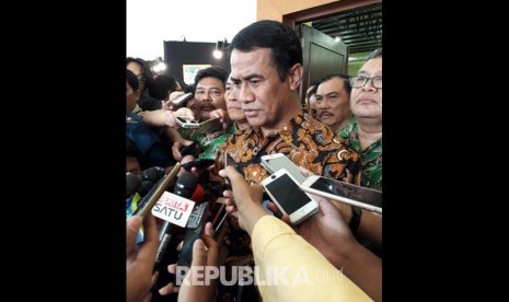 Menteri Pertanian Amran Sulaiman menjawab pertanyaan wartawan usai menghadiri Rapimnas Himpunan Kerukunan Tani Indonesia (HKTI) di Balai Kartini, Senin (10/4)