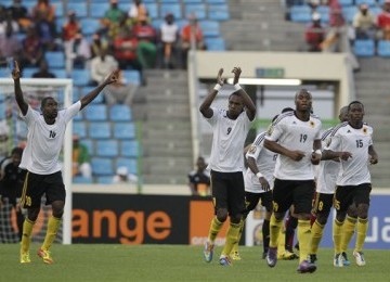 Manucho (tengah), pemain timnas Angola, merayakan golnya bersama rekan setim usai menjebol jala Sudan di laga Grup B Piala Afrika 2012 di Stadion Malabo, Guinea Ekuatorial, Kamis (26/1). 