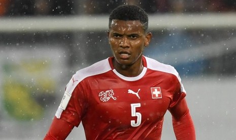 Bek Swiss, Manuel Akanji 