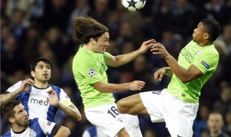 Manuel Iturra (tengah), gelandang Malaga, duel udara dengan pemain Porto (kiri) dalam laga Liga Champions di Stadion Dragao, Porto, pada 19 Februari. 