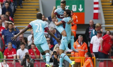 Manuel Lanzini (tengah) melakukan selebrasi usai membawa West Ham United memimpin 1-0 atas Liverpool dalam laga Liga Primer Inggris di Stadion Anfield, Liverpool, Sabtu (29/8). 